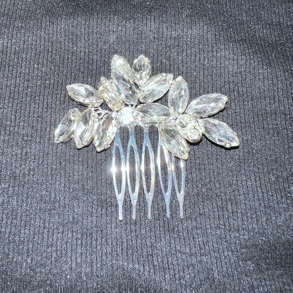 Elegant rhinestone hair clip